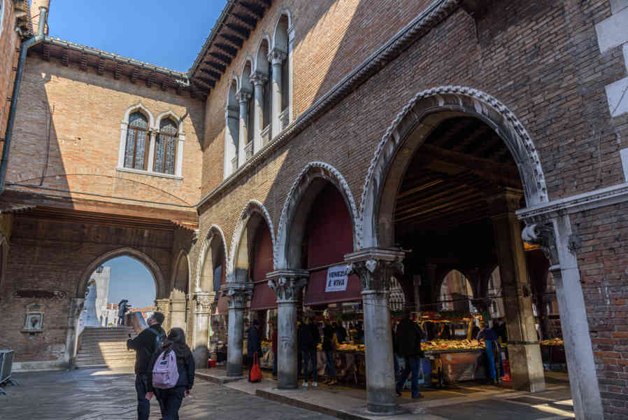 Italia - Venecia 219 - mercado del Rialto.jpg